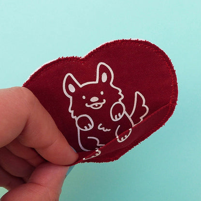 Broche en forme de cœur avec un animal. La broche a une petite poche pour y cacher un mot ou un bonbon ! Entièrement faite à la main.