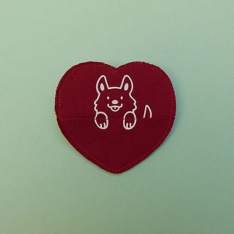 Broche en forme de cœur avec un animal. La broche a une petite poche pour y cacher un mot ou un bonbon ! Entièrement faite à la main.