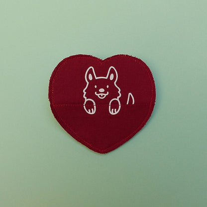 Broche en forme de cœur avec un animal. La broche a une petite poche pour y cacher un mot ou un bonbon ! Entièrement faite à la main.