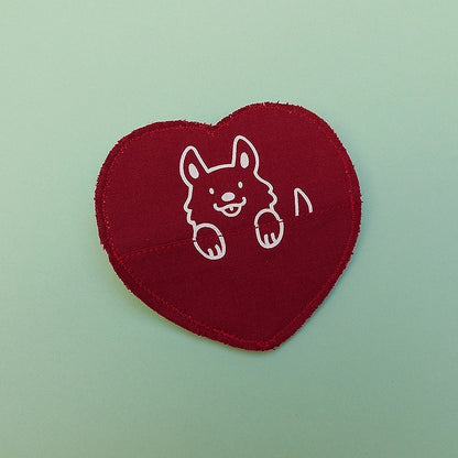 Broche en forme de cœur avec un animal. La broche a une petite poche pour y cacher un mot ou un bonbon ! Entièrement faite à la main.