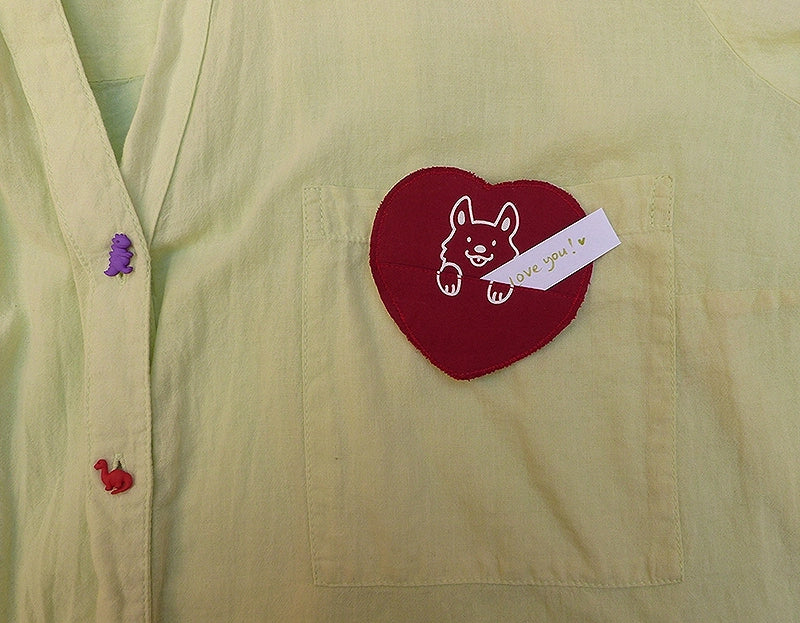 Broche en forme de cœur avec un animal. La broche a une petite poche pour y cacher un mot ou un bonbon ! Entièrement faite à la main.
