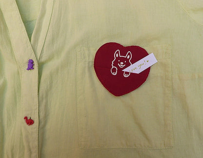 Broche en forme de cœur avec un animal. La broche a une petite poche pour y cacher un mot ou un bonbon ! Entièrement faite à la main.