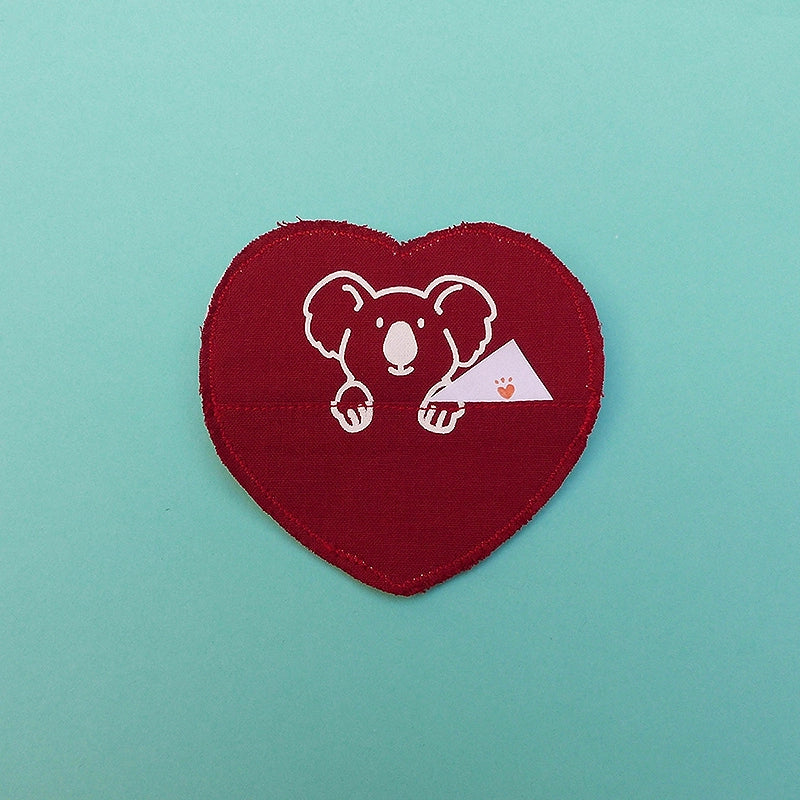 Broche en forme de cœur avec un animal. La broche a une petite poche pour y cacher un mot ou un bonbon ! Entièrement faite à la main avec des chutes de tissus.