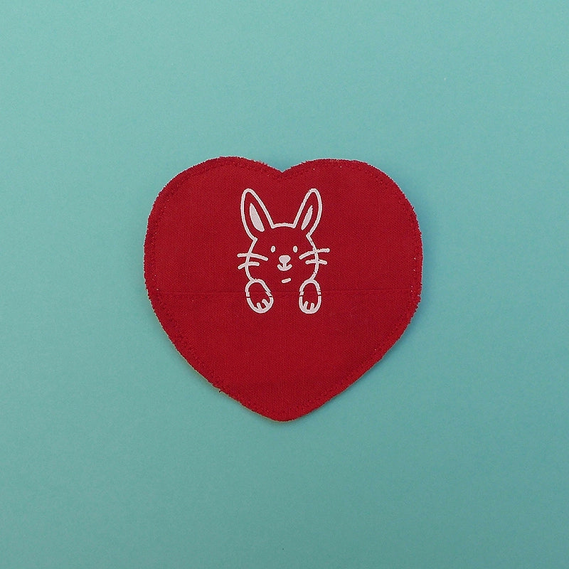 Broche en forme de cœur avec un animal. La broche a une petite poche pour y cacher un mot ou un bonbon ! Entièrement faite à la main.
