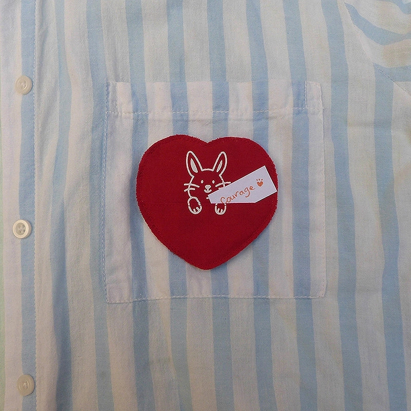 Broche en forme de cœur avec un animal. La broche a une petite poche pour y cacher un mot ou un bonbon ! Entièrement faite à la main avec des chutes de tissus.