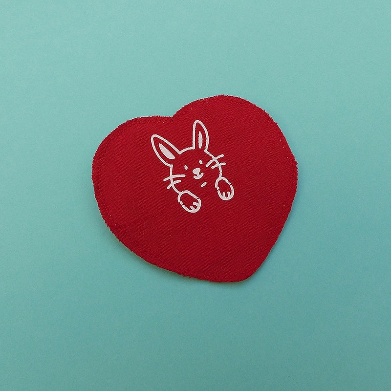 Broche en forme de cœur avec un animal. La broche a une petite poche pour y cacher un mot ou un bonbon ! Entièrement faite à la main.