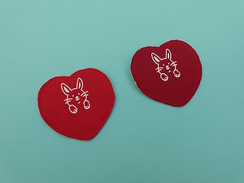 Broche en forme de cœur avec un animal. La broche a une petite poche pour y cacher un mot ou un bonbon ! Entièrement faite à la main avec des chutes de tissus.