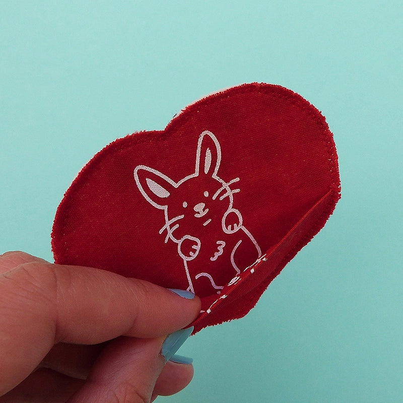 Broche en forme de cœur avec un animal. La broche a une petite poche pour y cacher un mot ou un bonbon ! Entièrement faite à la main avec des chutes de tissus.