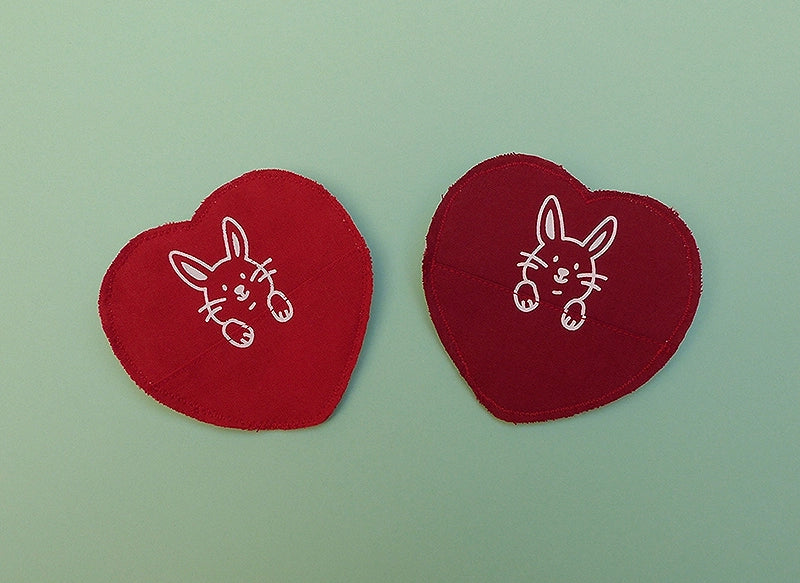 Broche en forme de cœur avec un animal. La broche a une petite poche pour y cacher un mot ou un bonbon ! Entièrement faite à la main avec des chutes de tissus.