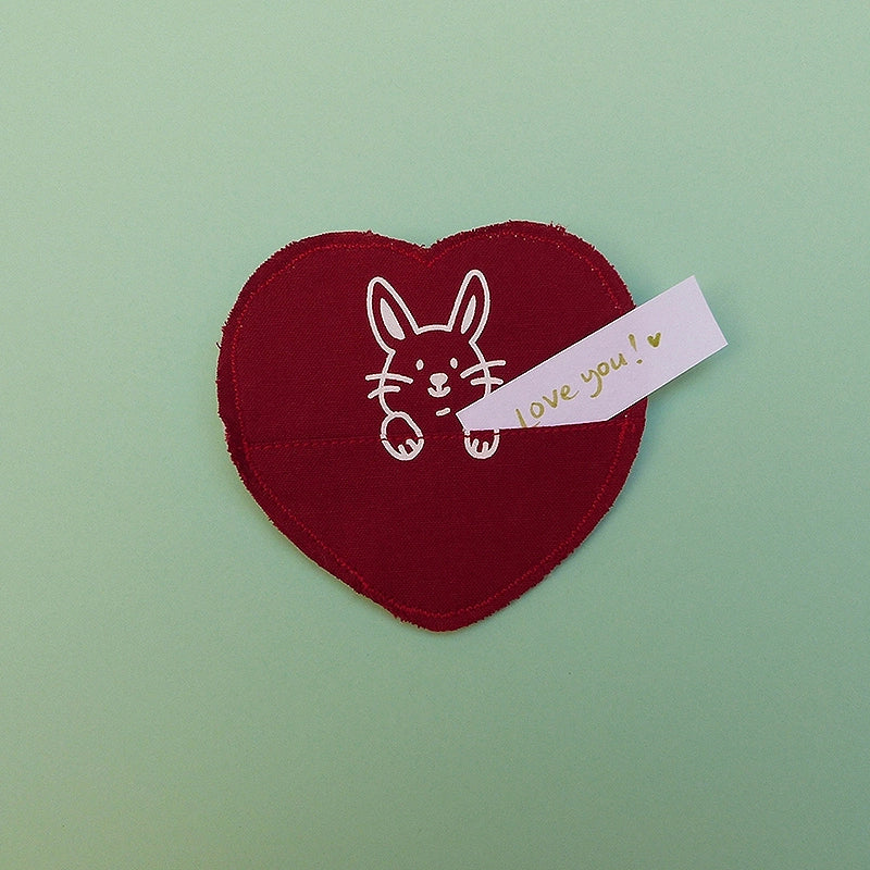 Broche en forme de cœur avec un animal. La broche a une petite poche pour y cacher un mot ou un bonbon ! Entièrement faite à la main avec des chutes de tissus.
