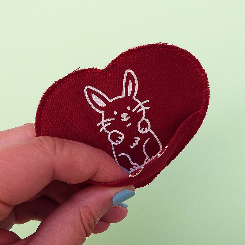 Broche en forme de cœur avec un animal. La broche a une petite poche pour y cacher un mot ou un bonbon ! Entièrement faite à la main avec des chutes de tissus.