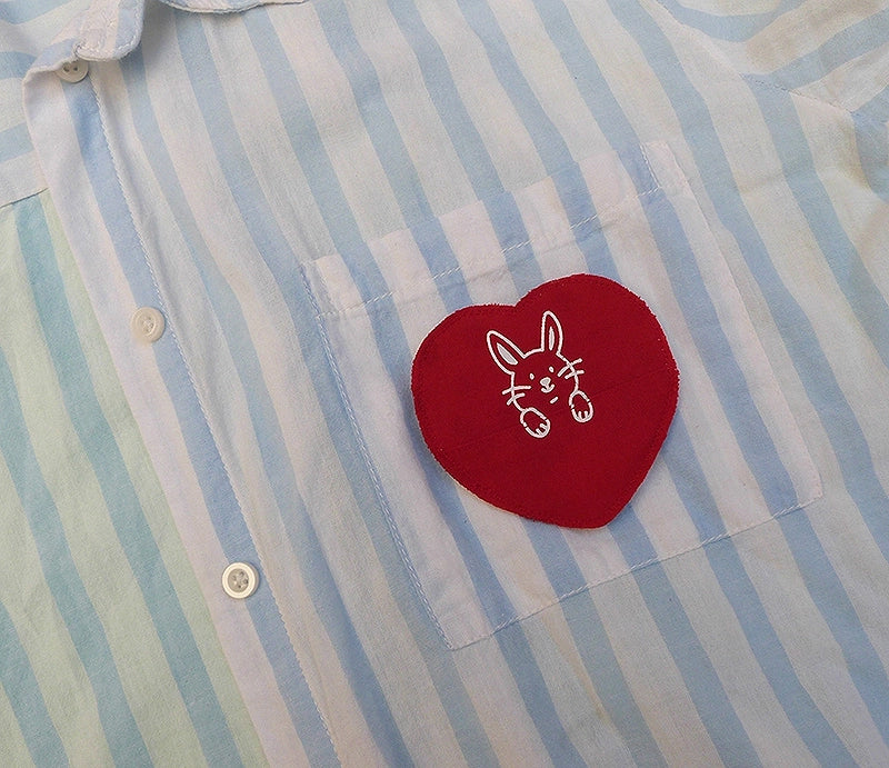 Broche en forme de cœur avec un animal. La broche a une petite poche pour y cacher un mot ou un bonbon ! Entièrement faite à la main avec des chutes de tissus.