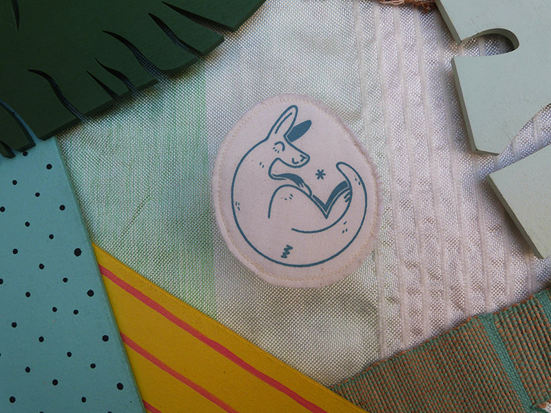 Broche dessinée et sérigraphiée à la main. Kangourou.