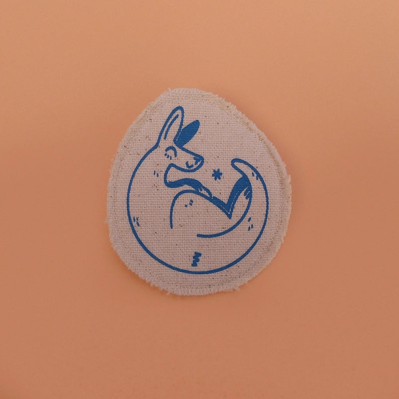 Broche mignonne fabriquée à la main avec des chutes de tissus. Dessin de kangourou rigolo.