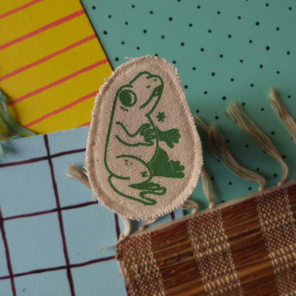 Broche dessinée sérigraphiée et cousue à la main. Grenouille.
