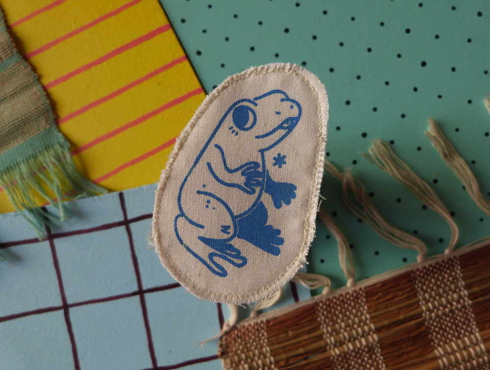 Broche dessinée sérigraphiée et cousue à la main. Grenouille.