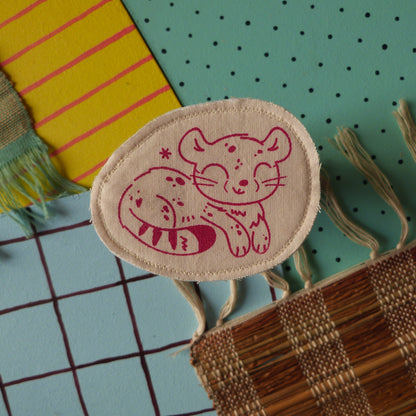 Broche dessinée sérigraphiée et cousue à la main. Guépard.
