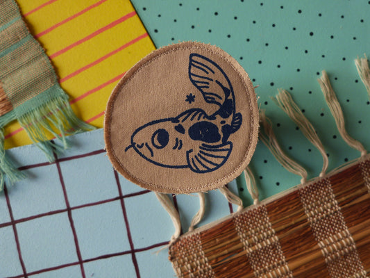 Broche dessinée sérigraphiée et cousue à la main. Carpe Koi.