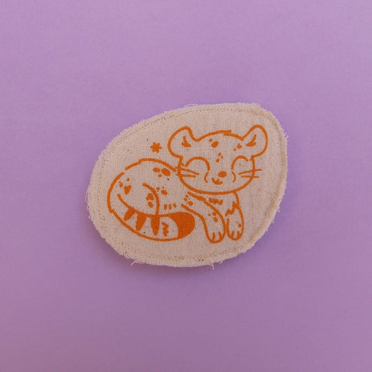 Broche fabriquée à la main avec des chutes de tissus. Impression en sérigraphie artisanale. Illustration d'un guépard mignon.