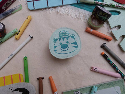 Broche dessinée, sérigraphiée et cousue à la main. Tigre mignon avec un burger sur la tête. Collaboration avec l'artiste Yetitia.