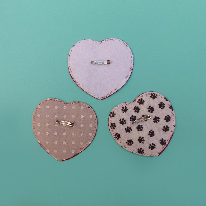 Broches en forme de coeur, feutrine lavable à l'arrière.