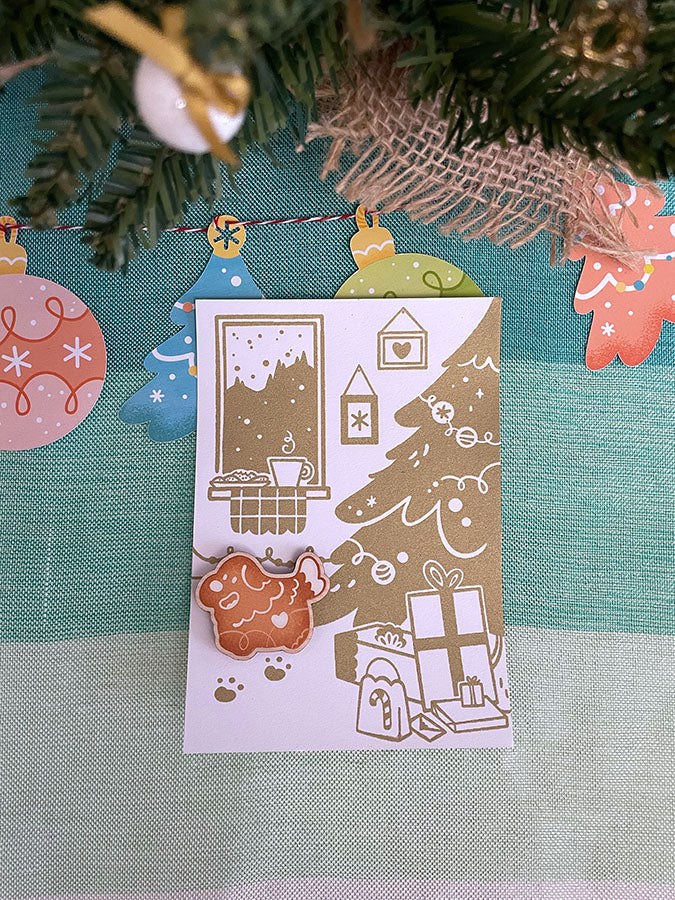 Carte de vœux sérigraphiée artisanalement. Décor cosy de fêtes. Cheminée, biscuits, chocolat chaud, sapin et cadeaux.