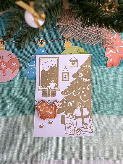 Carte de vœux sérigraphiée artisanalement. Décor cosy de fêtes. Cheminée, biscuits, chocolat chaud, sapin et cadeaux.