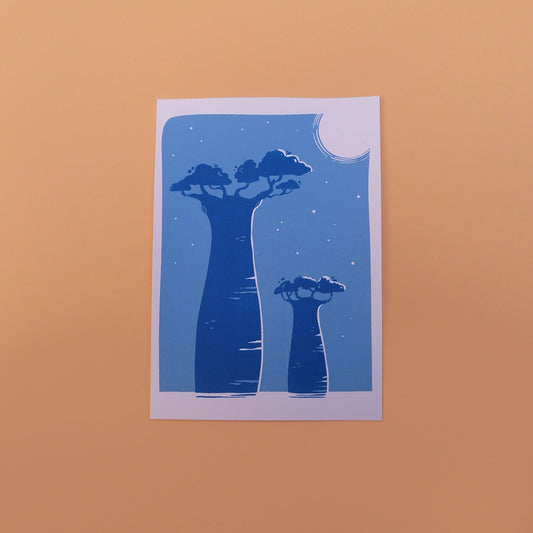 Impression d'une carte en sérigraphie artisanale. Représentant l'Allée des Baobabs à Madagascar, de nuit.