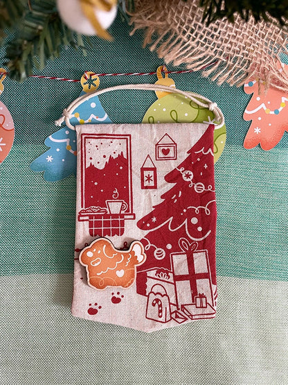 Fanion décoratif fait à la main pour accrocher des pin's. Fabriqué à partir de vieux totebags publicitaires.