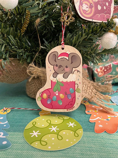 Ornements de sapin en bois. Décorations mignonnes. Souris gourmande.