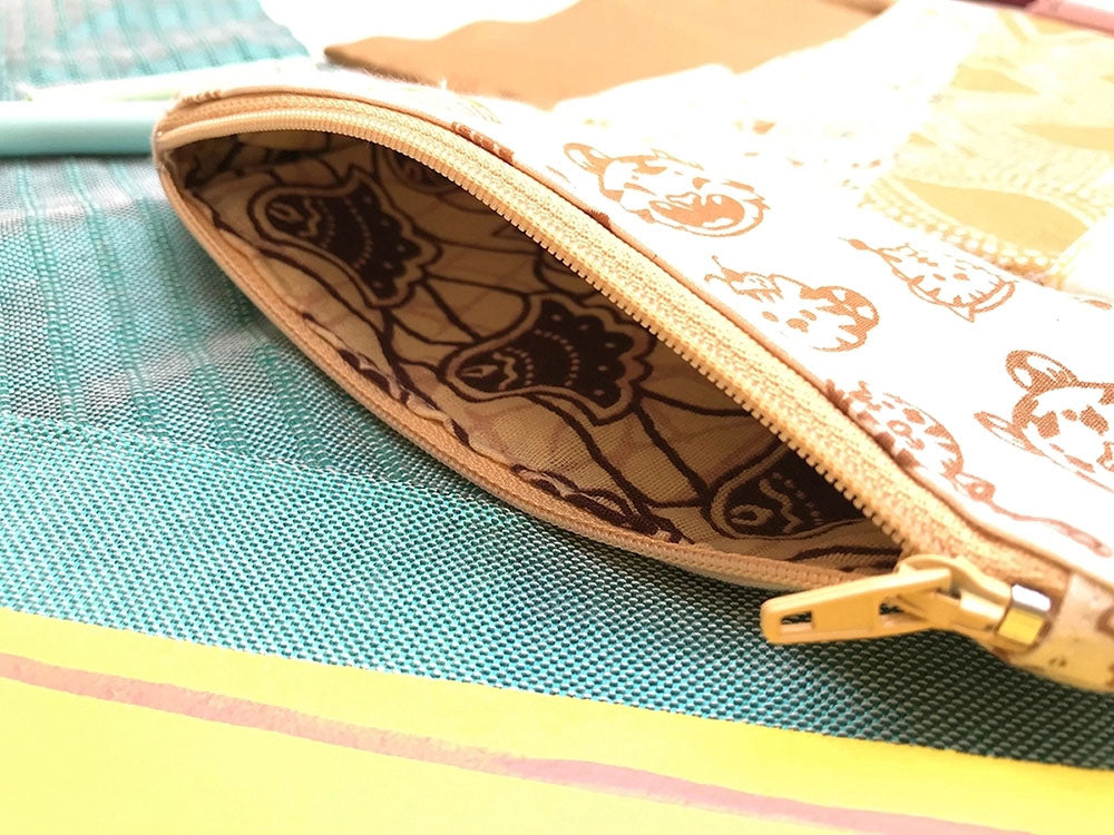 Intérieur de la poche zippée de la partie interchangeable Crayons Luxe.