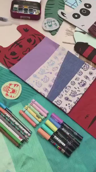 trousse avec partie interchangeable en forme de tigre faite à la main