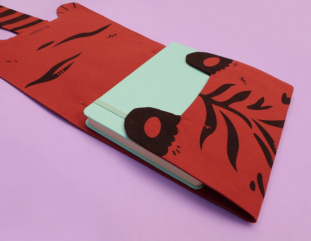 Rouleau d'artiste en forme de tigre, entièrement fabriqué à la main. Sérigraphie artisanale. Trousse originale et mignonne. Une partie interchangeable peut se boutonner à l'intérieur pour s'adapter à ton matériel préféré.