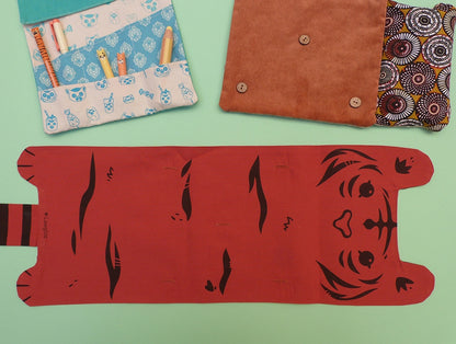 Rouleau d'artiste en forme de tigre, entièrement fabriqué à la main. Sérigraphie artisanale. Trousse originale et mignonne. Une partie interchangeable peut se boutonner à l'intérieur pour s'adapter à ton matériel préféré.