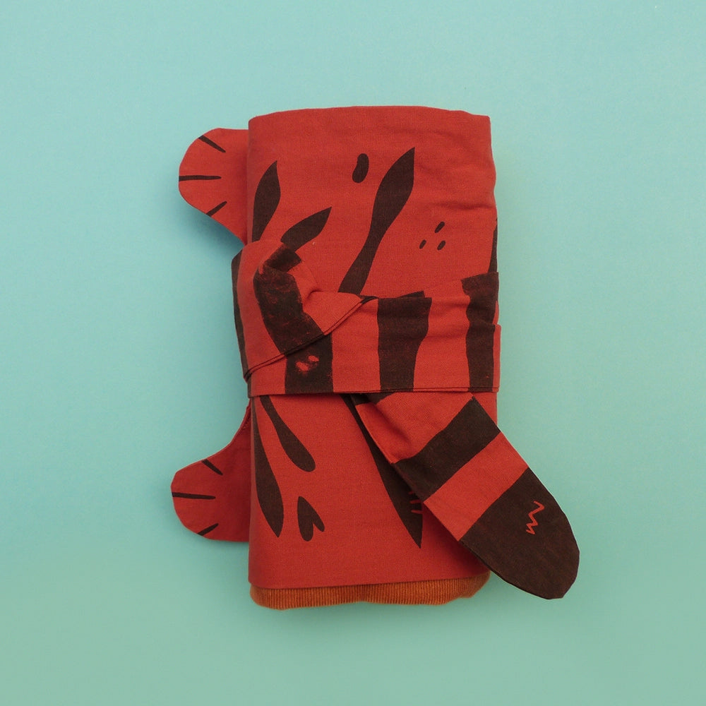 Rouleau d'artiste en forme de tigre, entièrement fabriqué à la main. Sérigraphie artisanale. Trousse originale et mignonne. Une partie interchangeable peut se boutonner à l'intérieur pour s'adapter à ton matériel préféré.