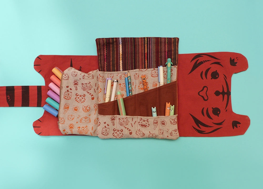 Rouleau d'artiste en forme de tigre, entièrement fabriqué à la main. Sérigraphie artisanale. Trousse originale et mignonne. Une partie interchangeable peut se boutonner à l'intérieur pour s'adapter à ton matériel préféré.
