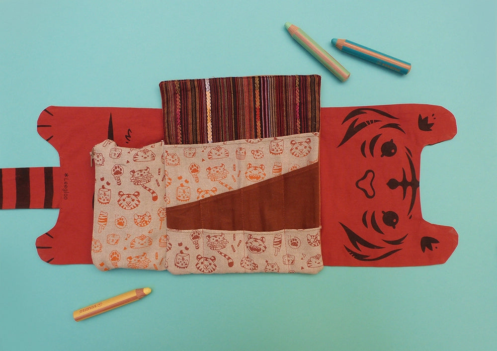 Rouleau d'artiste en forme de tigre, entièrement fabriqué à la main. Sérigraphie artisanale. Trousse originale et mignonne. Une partie interchangeable peut se boutonner à l'intérieur pour s'adapter à ton matériel préféré.