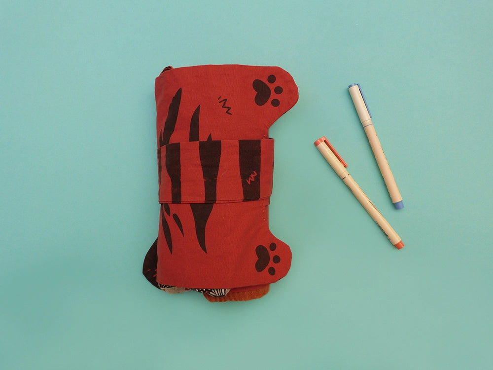 Rouleau d'artiste en forme de tigre, entièrement fabriqué à la main. Sérigraphie artisanale. Trousse originale et mignonne. Une partie interchangeable peut se boutonner à l'intérieur pour s'adapter à ton matériel préféré.