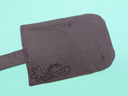 Petite trousse trop mignonne en forme de loutre. Faite entièrement à la main. Artisanale. Dessinée, sérigraphiée et cousue à Lyon. Taille A6. Idéale pour transporter son nécessaire de dessin ou ses fournitures de bureau.