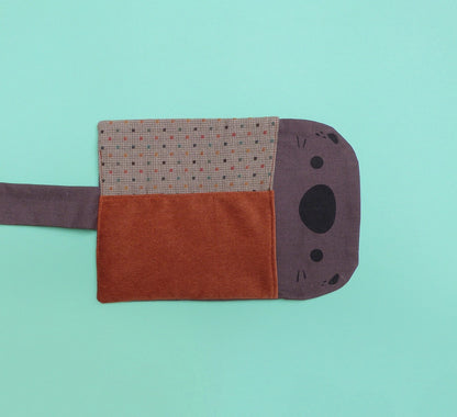 Petite trousse trop mignonne en forme de loutre. Faite entièrement à la main. Artisanale. Dessinée, sérigraphiée et cousue à Lyon. Taille A6. Idéale pour transporter son nécessaire de dessin ou ses fournitures de bureau.