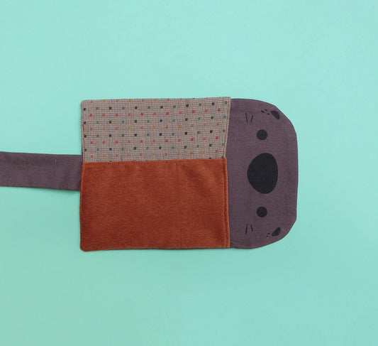 Petite trousse trop mignonne en forme de loutre. Faite entièrement à la main. Artisanale. Dessinée, sérigraphiée et cousue à Lyon. Taille A6. Idéale pour transporter son nécessaire de dessin ou ses fournitures de bureau.
