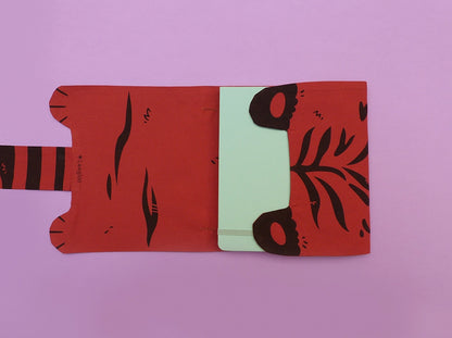 Rouleau d'artiste en forme de tigre, entièrement fabriqué à la main. Sérigraphie artisanale. Trousse originale et mignonne. Une partie interchangeable peut se boutonner à l'intérieur pour s'adapter à ton matériel préféré.