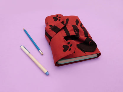Rouleau d'artiste en forme de tigre, entièrement fabriqué à la main. Sérigraphie artisanale. Trousse originale et mignonne. Une partie interchangeable peut se boutonner à l'intérieur pour s'adapter à ton matériel préféré.