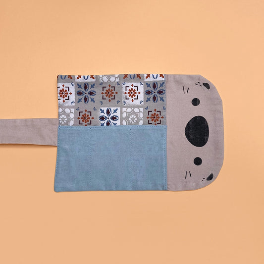 Trousse loutre de couleur blanche. Dessinée, sérigraphiée et cousue à la main. Une manière mignonne de ranger son matériel d'art ! 