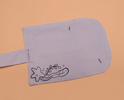 Trousse loutre de couleur blanche. Dessinée, sérigraphiée et cousue à la main. Une manière mignonne de ranger son matériel d'art ! 