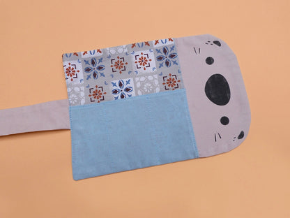 Trousse loutre de couleur blanche. Dessinée, sérigraphiée et cousue à la main. Une manière mignonne de ranger son matériel d'art ! 
