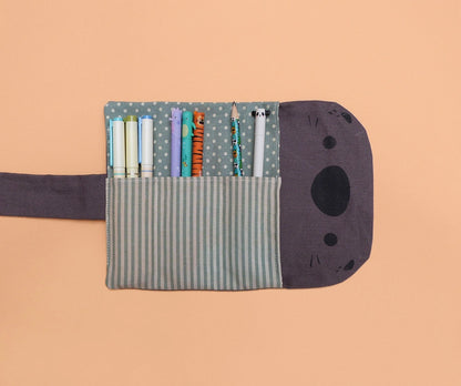 Trousse loutre trop mignonne faite à la main, pour ranger ses fournitures artistiques préférées