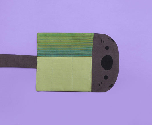 Trousse mignonne taille A6, petite taille, transportable partout et facilement pour emporter ses crayons préférés.