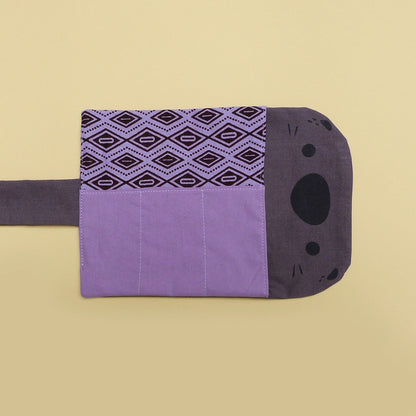 Mini trousse A6 trop mignonne en forme de loutre ! Poches intérieures. Faite entièrement à la main (dessin, sérigraphie et couture).