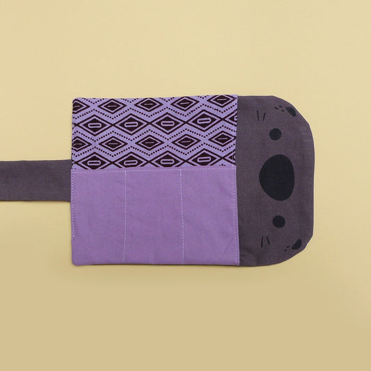 Mini trousse A6 trop mignonne en forme de loutre ! Poches intérieures. Faite entièrement à la main (dessin, sérigraphie et couture).